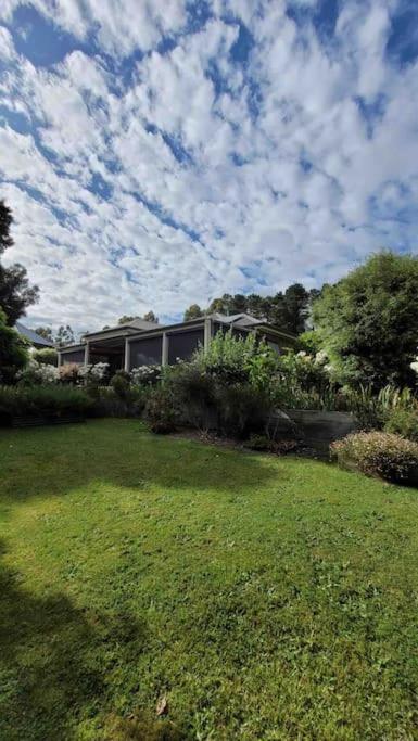 Quiet Family Retreat Getaway - Wildlife Park, Sovereign Hill, Kryall Castle And City At Your Door - Modern House, 8 Guests, 4 Bedrooms, 5 Beds - Airlie Beach Holiday 0