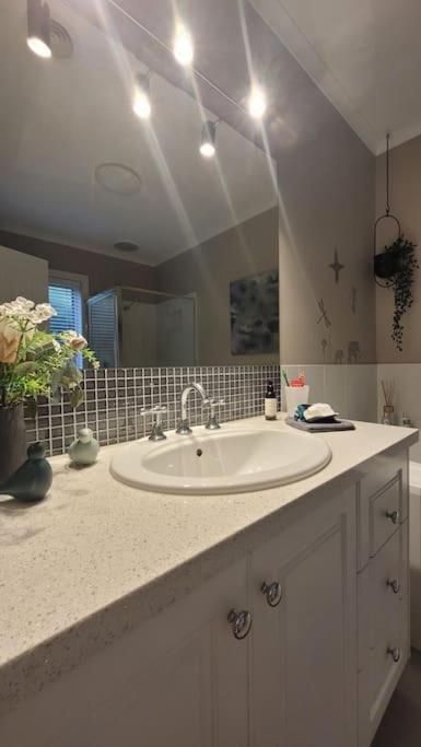 Quiet Family Retreat Getaway - Wildlife Park, Sovereign Hill, Kryall Castle And City At Your Door - Modern House, 8 Guests, 4 Bedrooms, 5 Beds - Airlie Beach Holiday 2