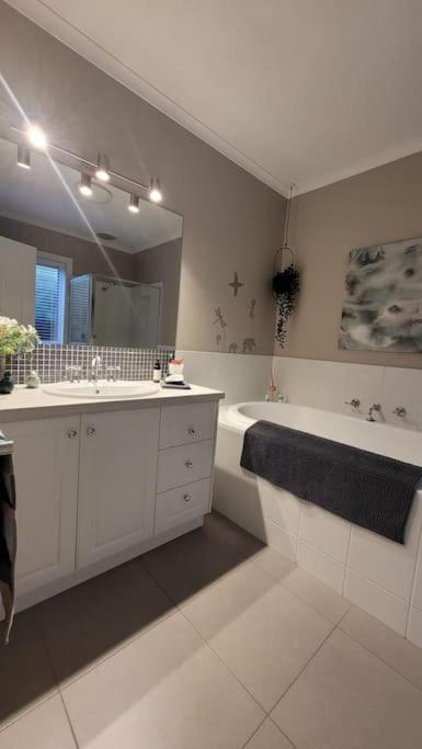 Quiet Family Retreat Getaway - Wildlife Park, Sovereign Hill, Kryall Castle And City At Your Door - Modern House, 8 Guests, 4 Bedrooms, 5 Beds - Airlie Beach Holiday 3