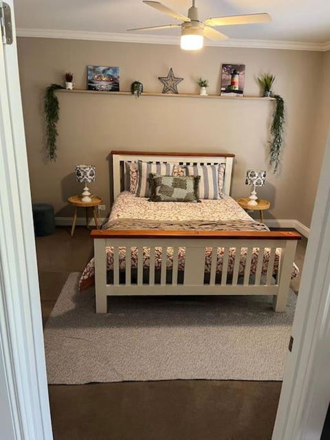Quiet Family Retreat Getaway - Wildlife Park, Sovereign Hill, Kryall Castle And City At Your Door - Modern House, 8 Guests, 4 Bedrooms, 5 Beds - Airlie Beach Holiday 1