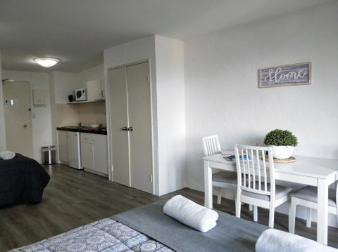 Atrium Private Stay Mandurah - Airlie Beach Holiday 2