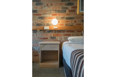 Avoca Beach Hotel - Airlie Beach Holiday 1