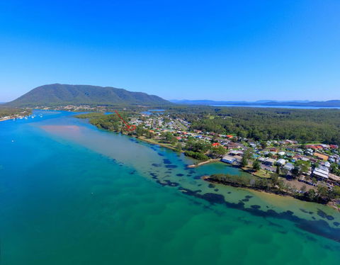 BANYANDAH 557 Ocean Drive NH - Airlie Beach Holiday 1