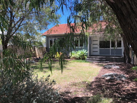 Barefoot Beach Cottage - Busselton - Airlie Beach Holiday 1