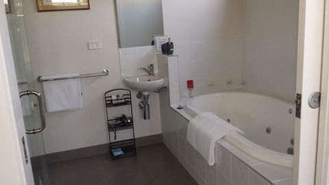 Bass Coast Country Cottages - Airlie Beach Holiday 3