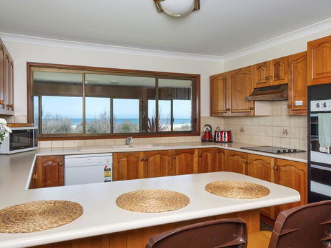 Beach House On Jones Beach - Kiama Accommodation - Airlie Beach Holiday 3