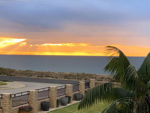 Relaxing Getaway Beachfront Access Multi Family Pets Mandurah - Airlie Beach Holiday 1