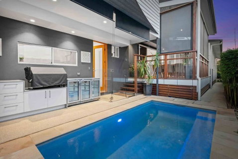 Redcliffe CBD Family Beach House - Airlie Beach Holiday 0
