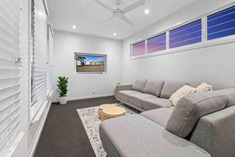 Redcliffe CBD Family Beach House - Airlie Beach Holiday 2