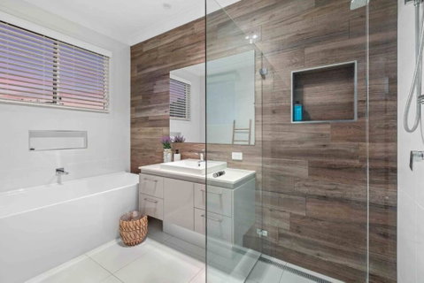 Redcliffe CBD Family Beach House - Airlie Beach Holiday 3