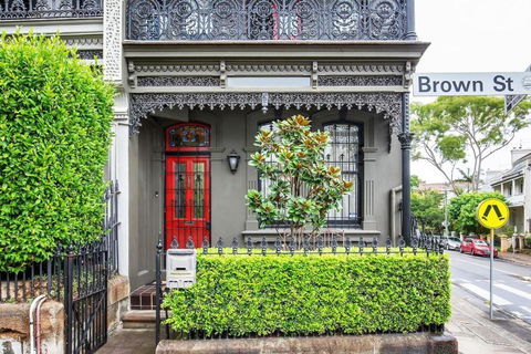 Refined Paddington Corner Terrace With Parking - Airlie Beach Holiday 0