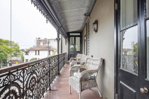 Refined Paddington Corner Terrace With Parking - Airlie Beach Holiday 3
