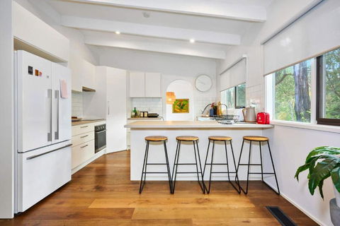 Renovated 5 Bedroom Retreat With Deck Fireplace - Airlie Beach Holiday 0