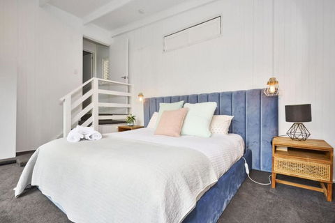 Renovated 5 Bedroom Retreat With Deck Fireplace - Airlie Beach Holiday 3