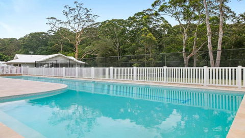 Resort Style Living With Pool, Tennis Court And Beach - Airlie Beach Holiday 1