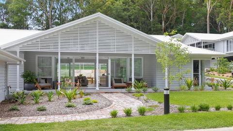 Resort Style Living With Pool, Tennis Court And Beach - Airlie Beach Holiday 3