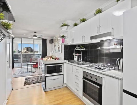 Retro Chic Vibes, Tropical Pool & Prime Location - Airlie Beach Holiday 3