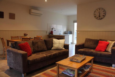 River Rock Cottage Centrally Located And Dog Friendly - Airlie Beach Holiday 0