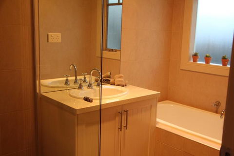River Rock Cottage Centrally Located And Dog Friendly - Airlie Beach Holiday 3
