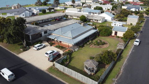 Robe House Heritage Accommodation - Airlie Beach Holiday 3