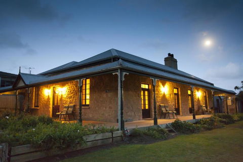 Robe House Heritage Accommodation - Airlie Beach Holiday 0
