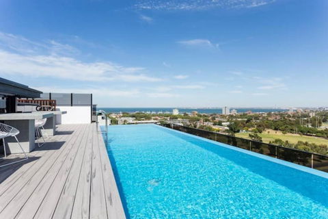 Rooftop Infinity Pool - St Kilda Luxury - Airlie Beach Holiday 0