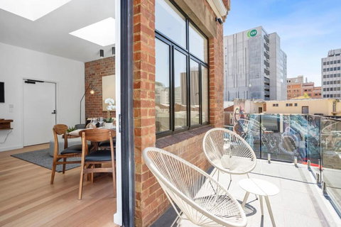 Sanctuary At Saddlers - Where Rustic Meets Refined - Airlie Beach Holiday 0