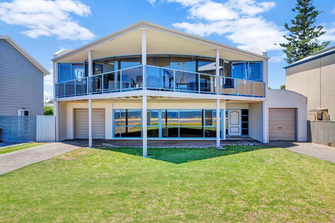 Sail Away - Aldinga Beach - C21 SouthCoast Holidays - Airlie Beach Holiday 1