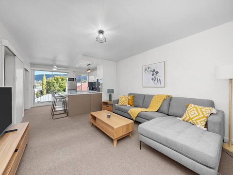 Sandy Bay Apartment With Hobart River View, Near UTAS - Stroll To Cafes And Shops - Airlie Beach Holiday 0