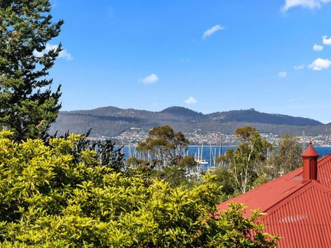 Sandy Bay Apartment With Hobart River View, Near UTAS - Stroll To Cafes And Shops - Airlie Beach Holiday 1