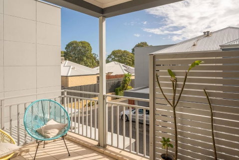 The Nordic Nook - A Relaxed Redcliffe Stay - Airlie Beach Holiday 1