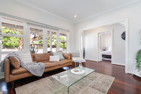 Guildford Cottage By Swan Bnb Management - Airlie Beach Holiday 1